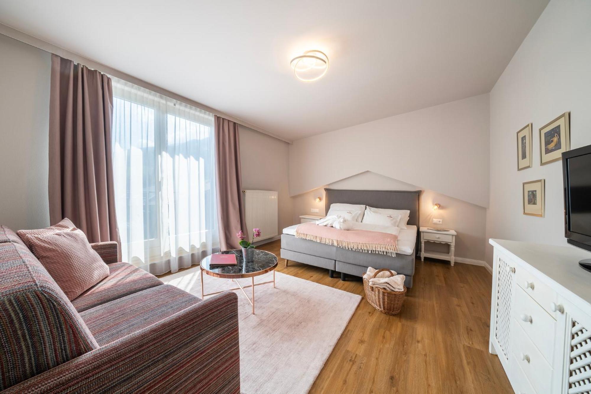 Large Double Room,1618823678:JPEG